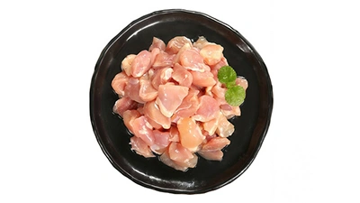 Corte de carne de aves en cubos