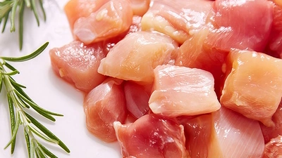 Corte de carne de aves en cubos