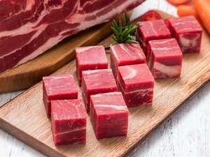 Corte de carne en cubos