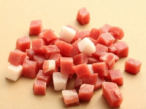 Corte de carne en cubos