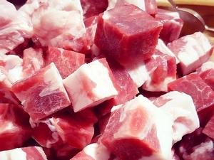 Corte de carne en cubos