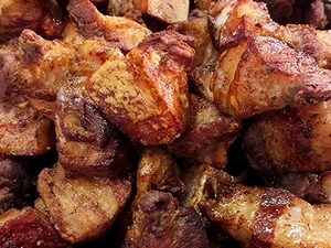 Corte de carne en cubos