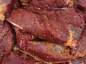 Corte de carne en cubos