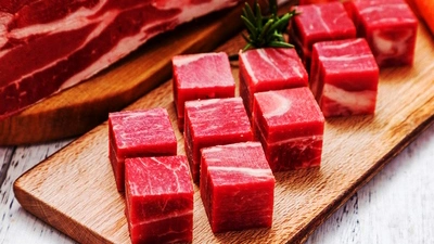 Corte de carne en cubos